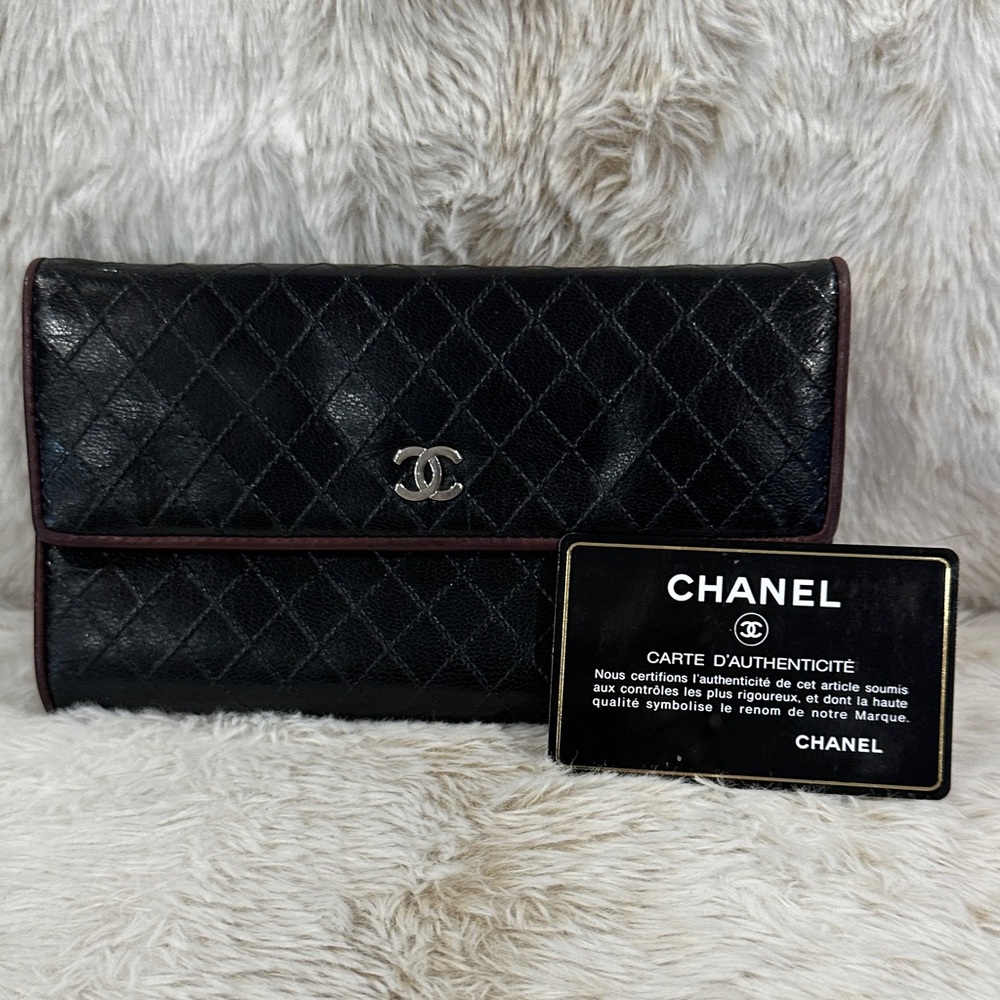 CHANEL Black Quilted wallet with Silver Logo